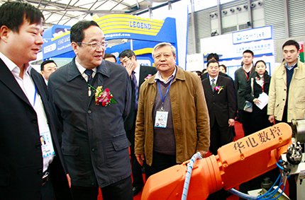 中央政治局委员上海市委书记俞正声参观我公司产品
